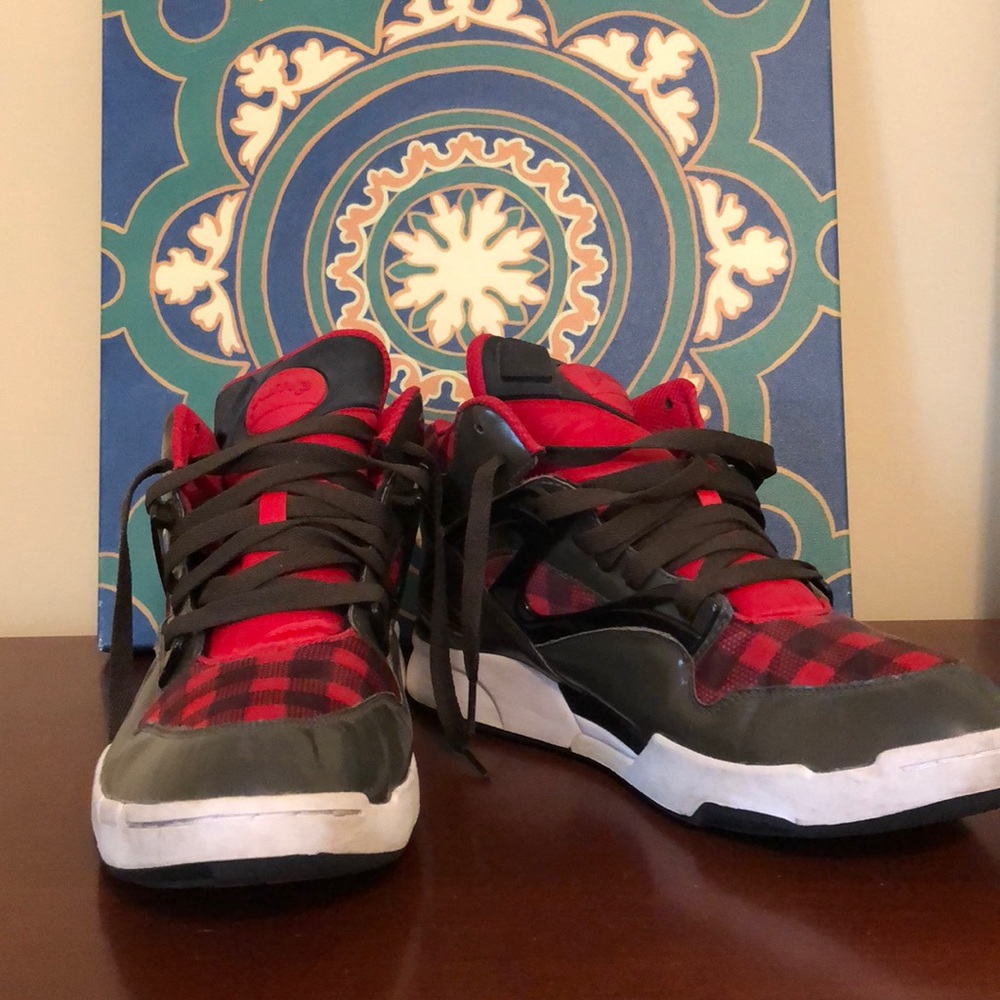 Reebok “the pump” men’s sneaker